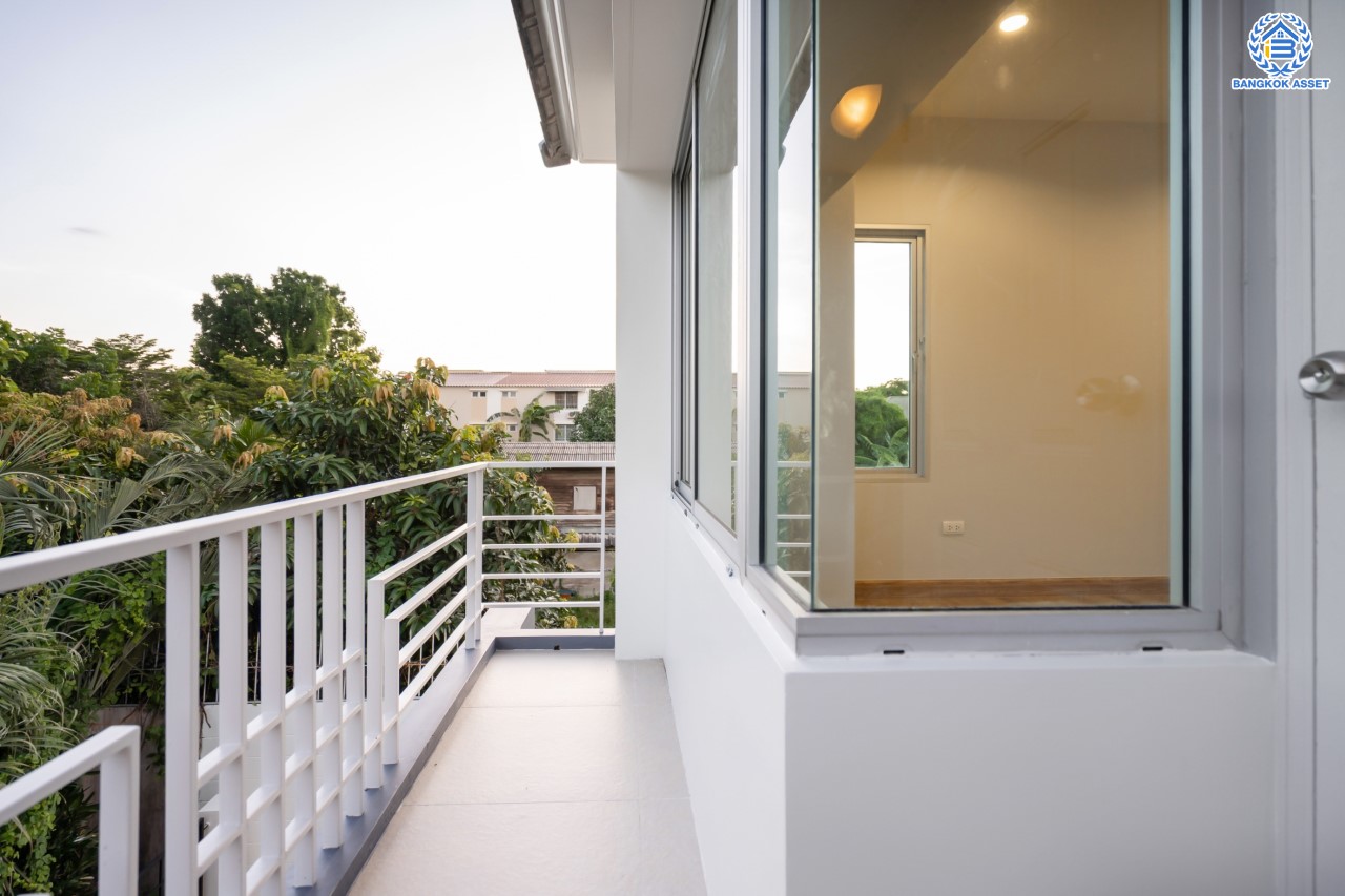 บ้านมือสองตกแต่งใหม่ ม.วิลล่าการ์เด้น2 บางกรวย-ไทรน้อย หลังมุม เนื้อที่ 51.5 ตร.ว. ฟังก์ชัน 3 ห้องนอน 3 ห้องน้ำ จอดรถได้ 2 คัน บรรยากาศเป็นส่วนตัว บนทำเลศักยภาพ ใกล้เซ็นทรัลเวสต์เกต เชื่อมต่อหลายเส้นทาง ถ.รัตนาธิเบศร์, ถ.กาญจนาภิเษก และราชพฤกษ์ และรถไฟฟ้า "สถานีบางพลู"...